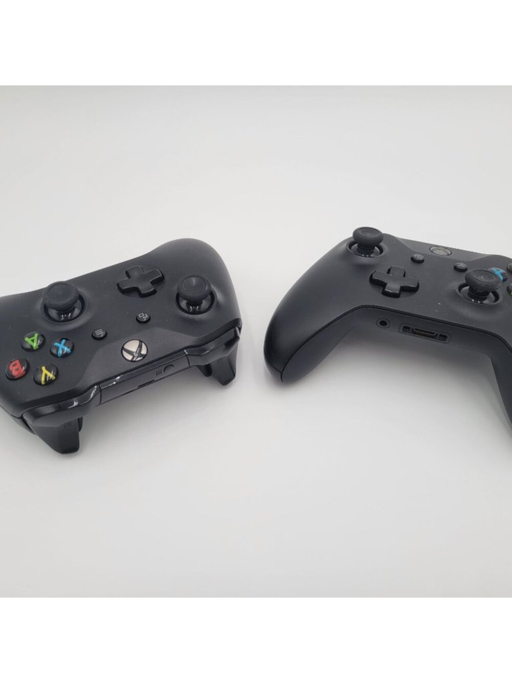 Xbox One X 1TB Console With 2 Wireless Controllers & Cables. Tested ready for op - Picture 3 of 6